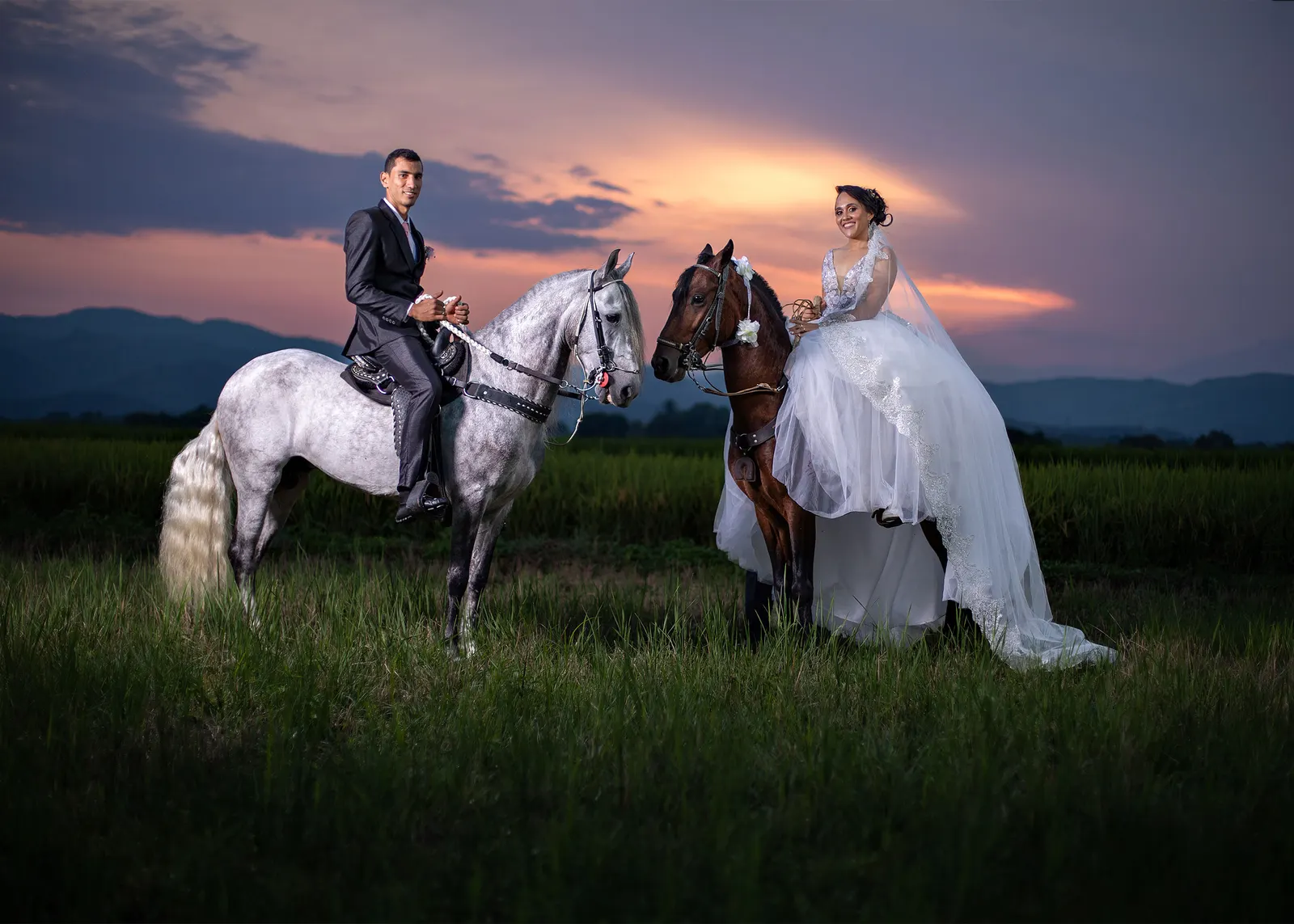 Novios a caballo al atardecer, fotografía de bodas FOTUS