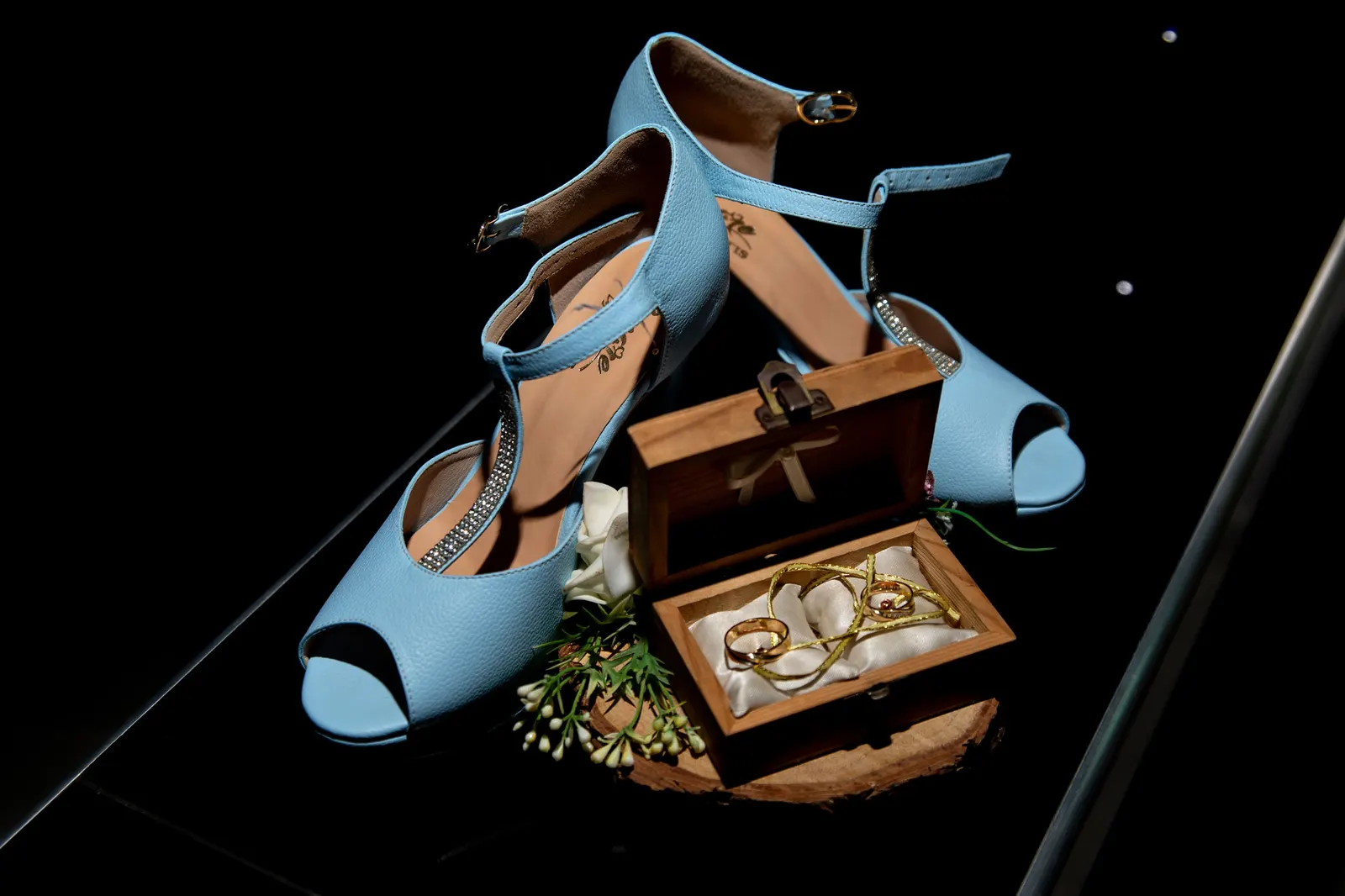 Zapatos de la novia y argollas, detalles de boda