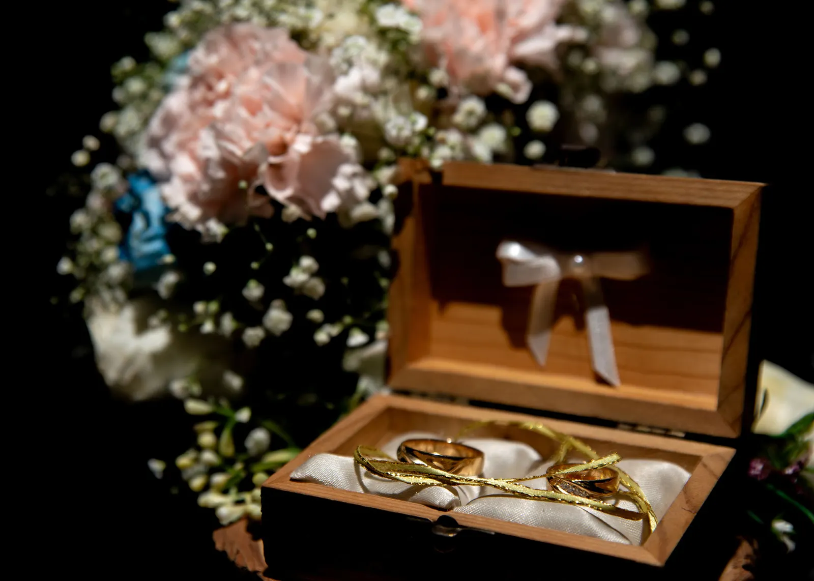 Argollas de matrimonio en caja de madera con flores