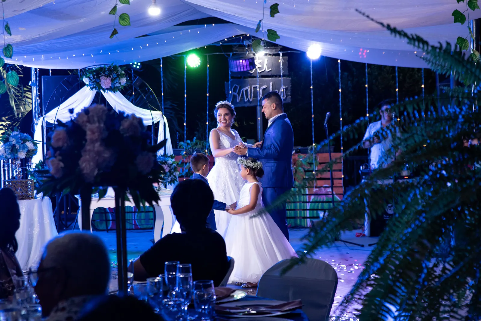 Baile de los novios con niños de las flores en la recepción