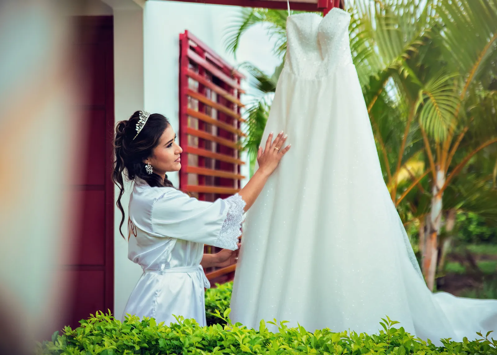 Novia mirando su vestido antes de la boda