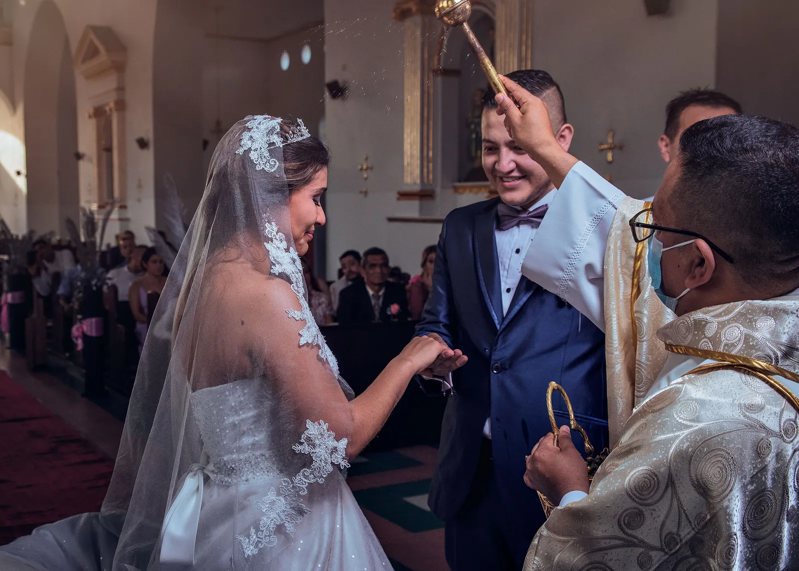 Sacerdote bendiciendo a los novios en la ceremonia