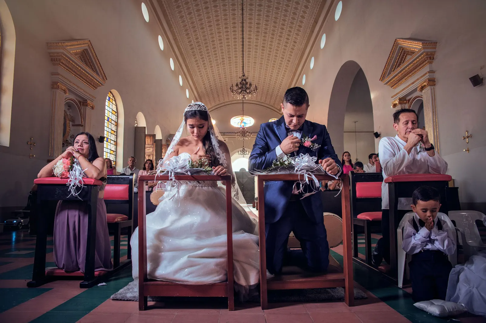 Novios rezando durante la ceremonia religiosa