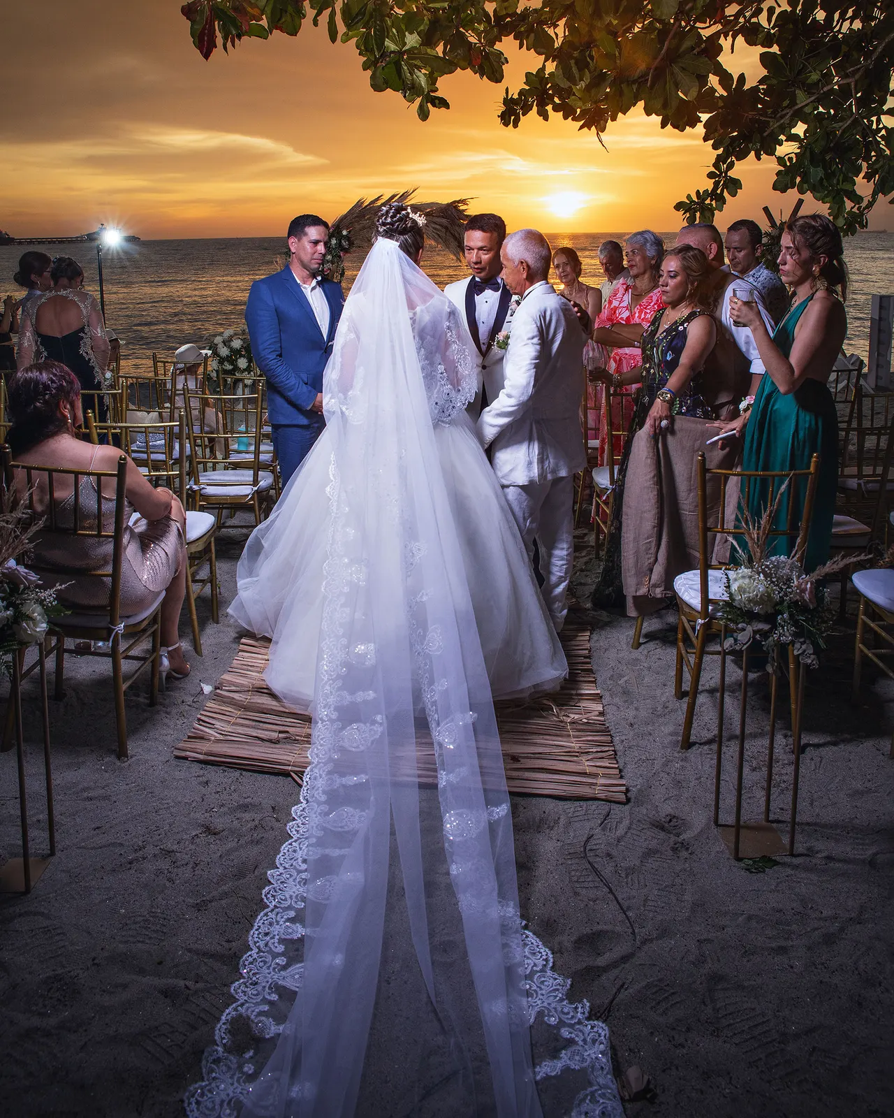 Ceremonia de boda en la playa al atardecer