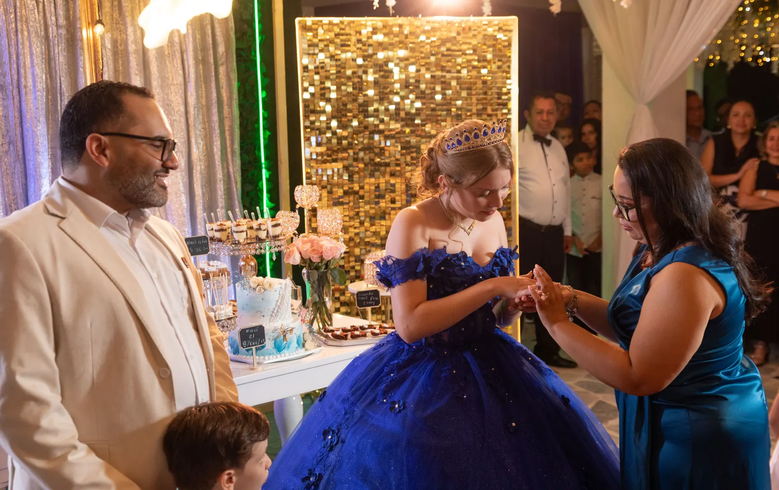 Entrega del anillo a la quinceañera durante la fiesta de quince años