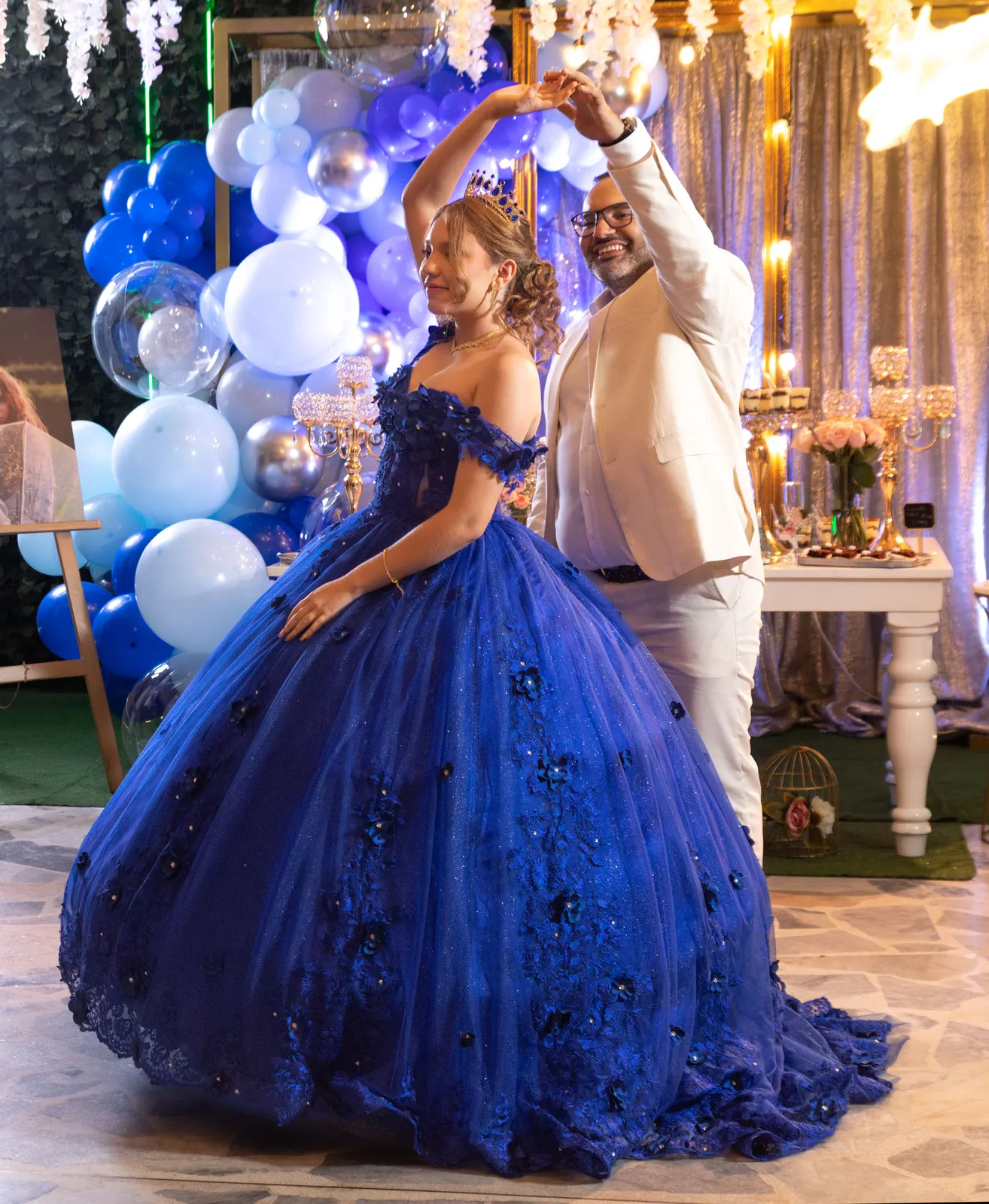 Vals de la quinceañera con su padre en la pista