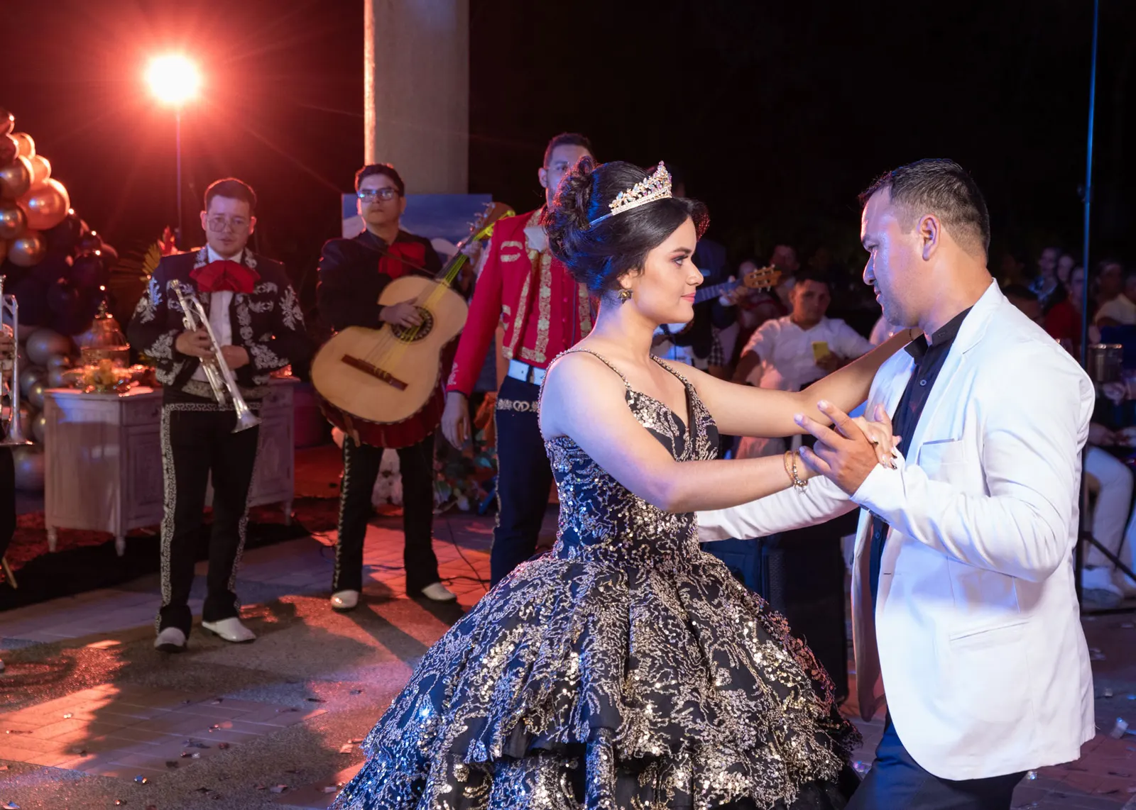 Vals de quince años con mariachis al fondo