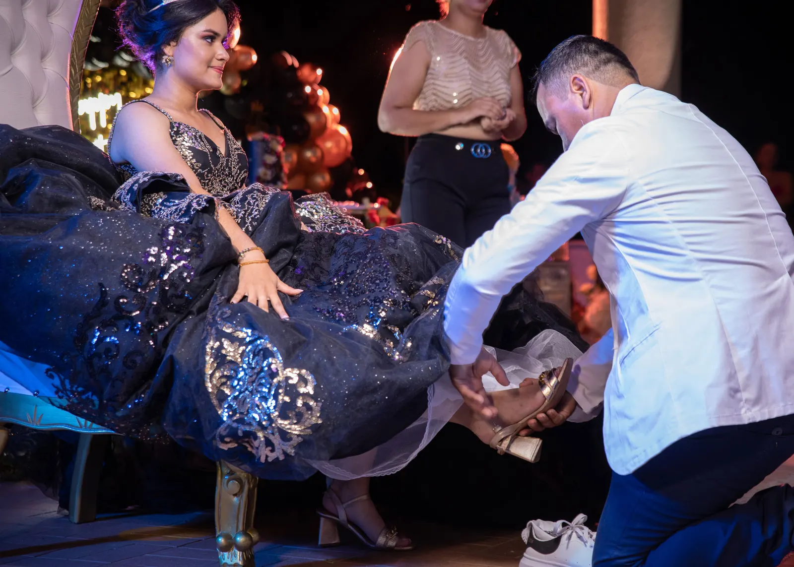 Cambio de zapatos de la quinceañera durante el evento