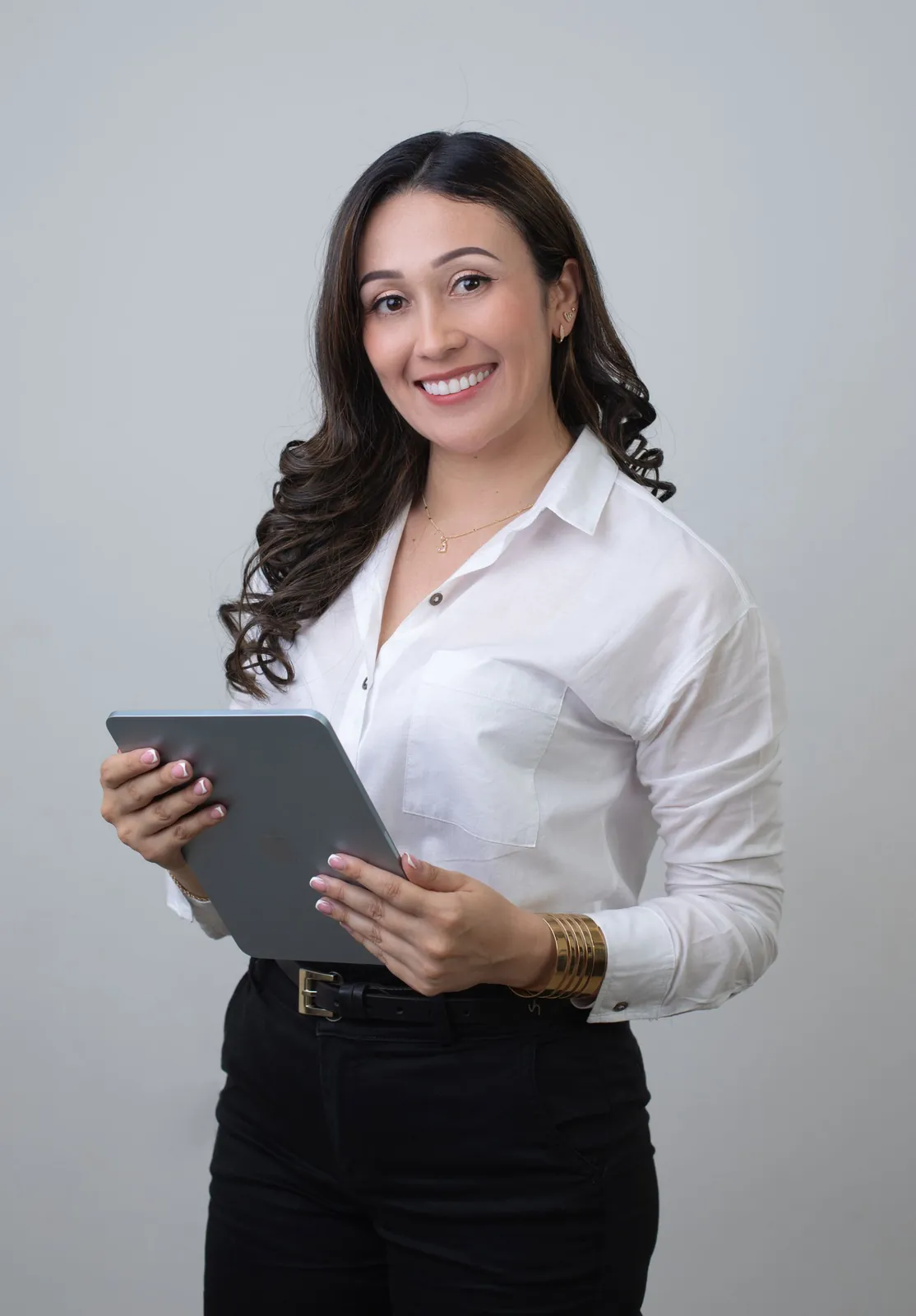 Retrato profesional de marca personal con tablet y camisa blanca