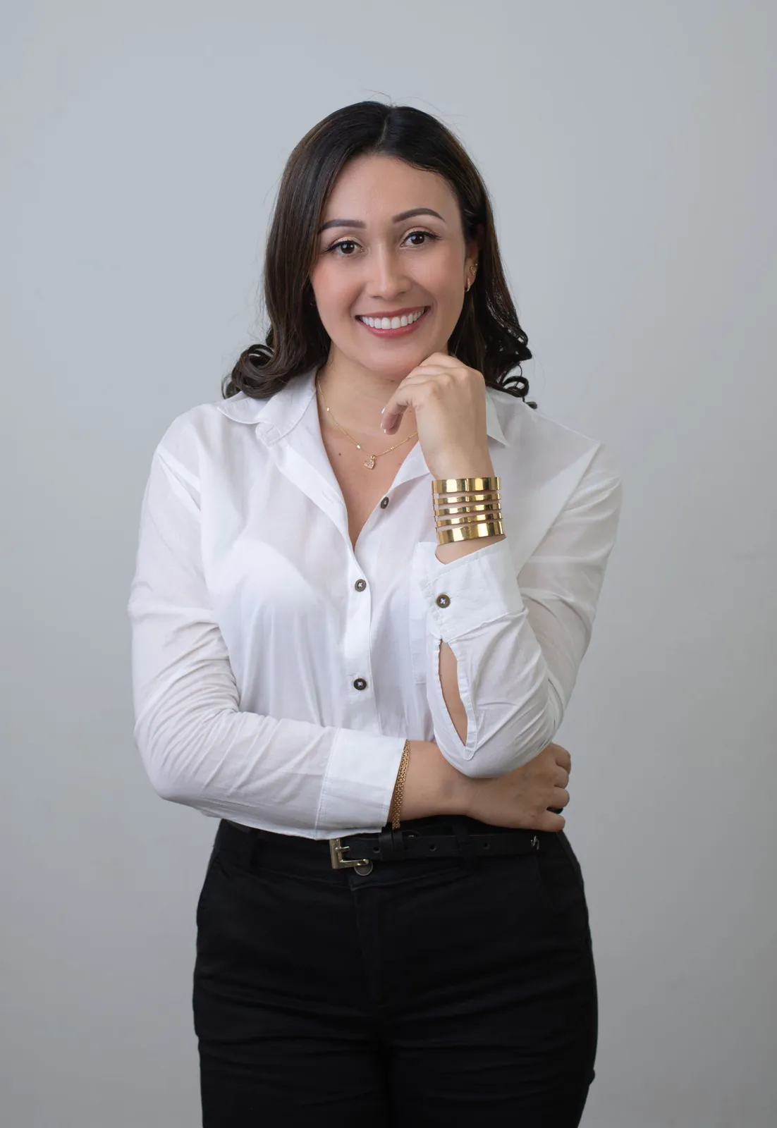 Retrato corporativo sonriendo con la mano en el mentón