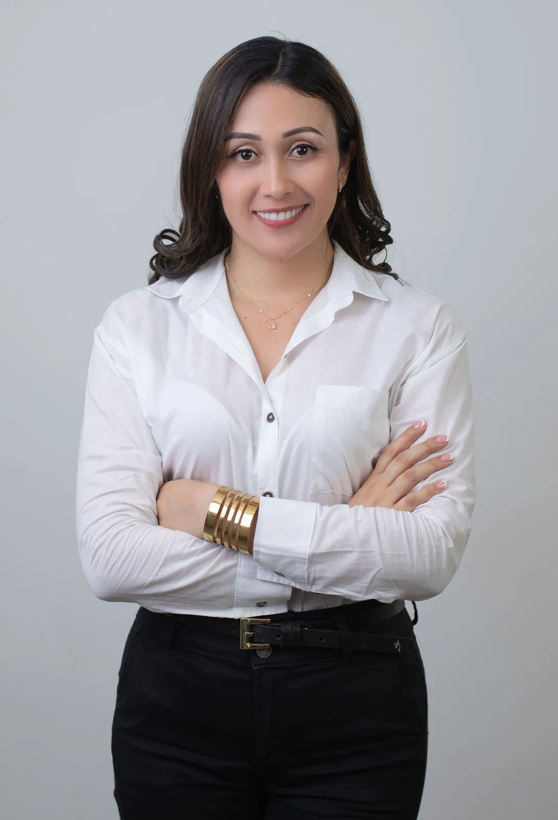 Retrato de marca personal con camisa blanca y brazos cruzados