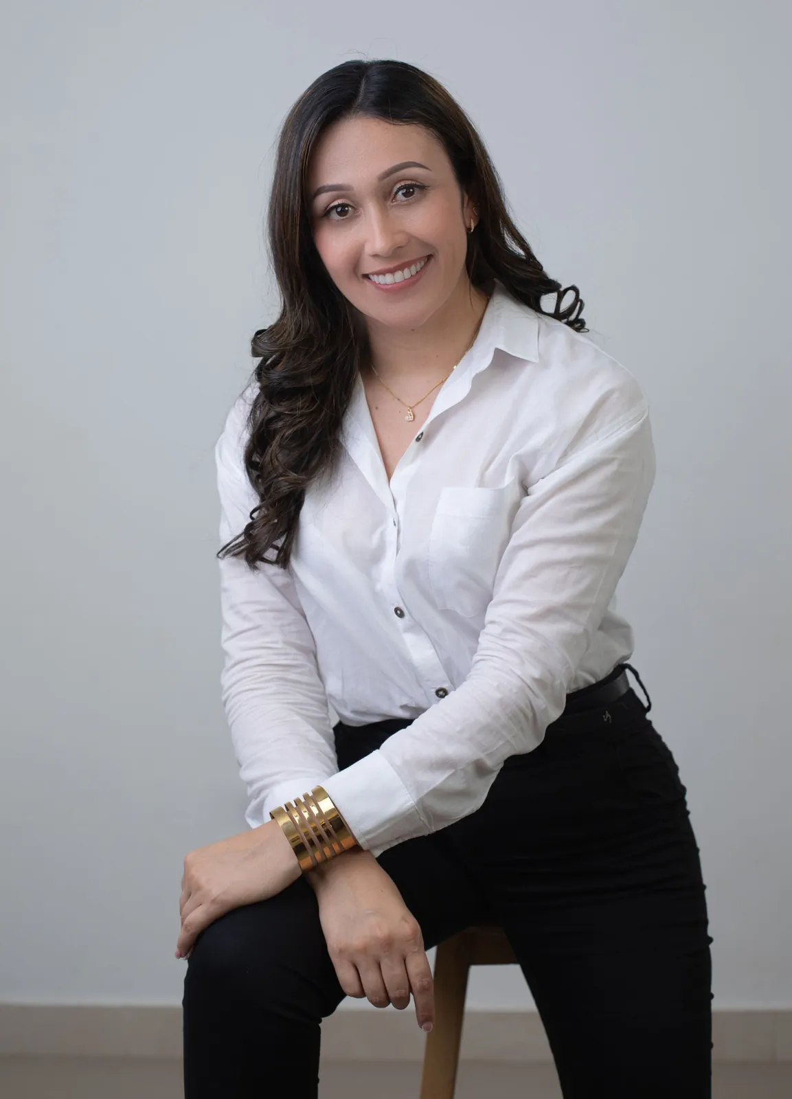 Retrato de marca personal con camisa blanca sentada en un banco