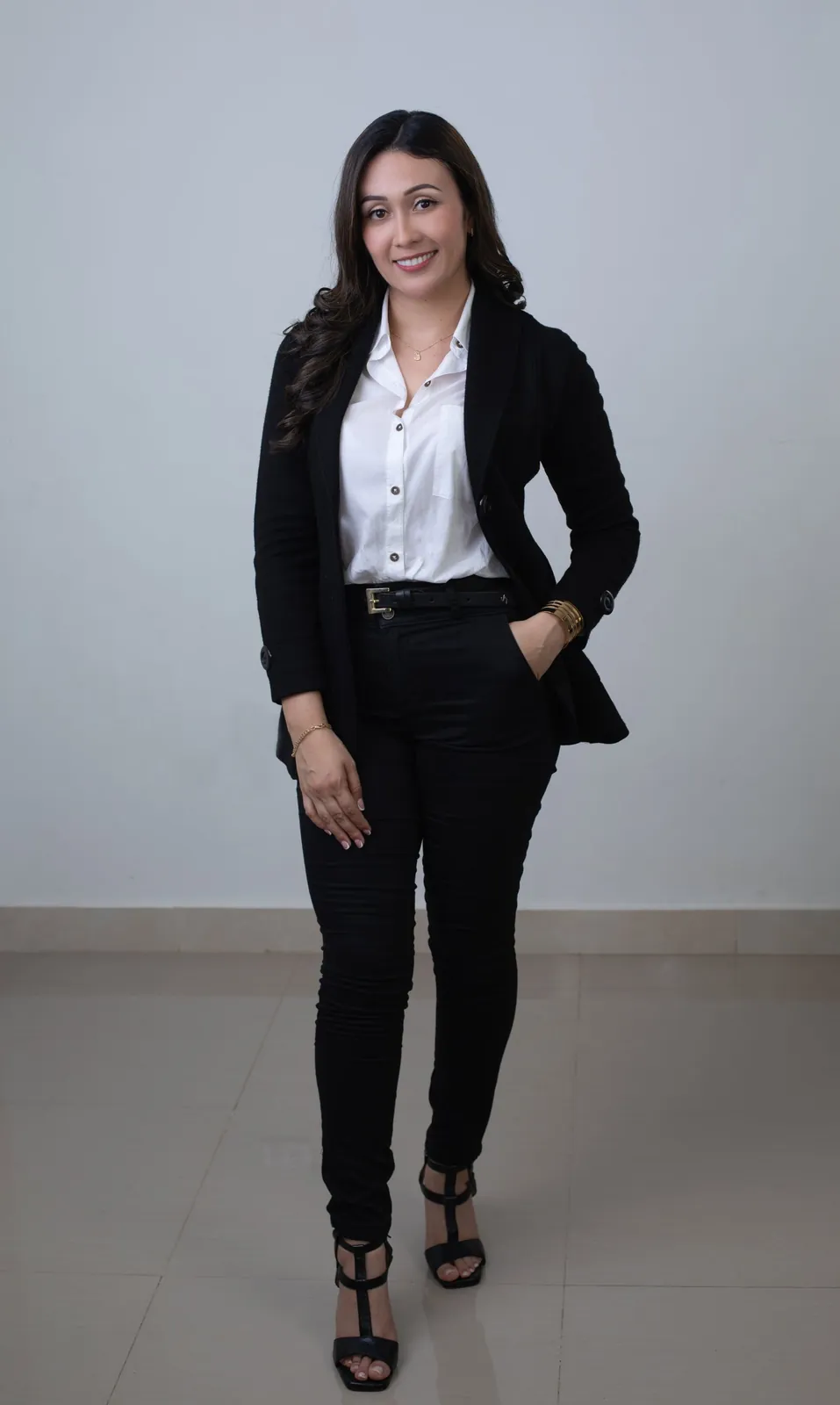Retrato de cuerpo completo para marca personal con blazer negro