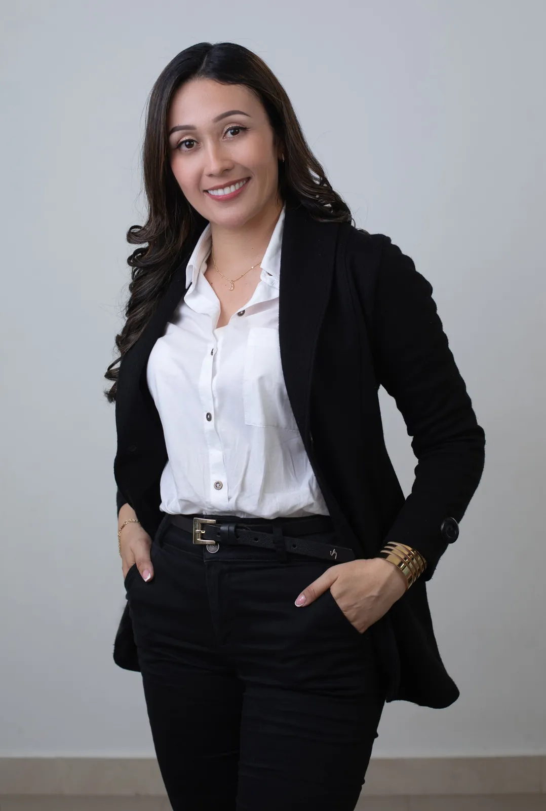 Retrato corporativo con blazer negro y manos en los bolsillos