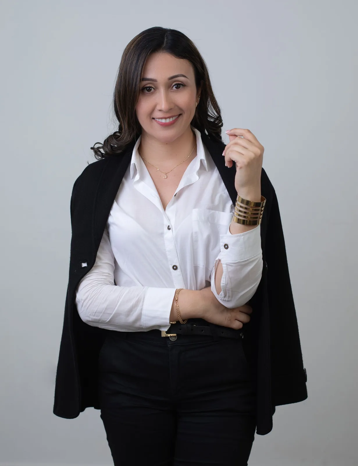 Retrato de marca personal con blazer negro sobre los hombros