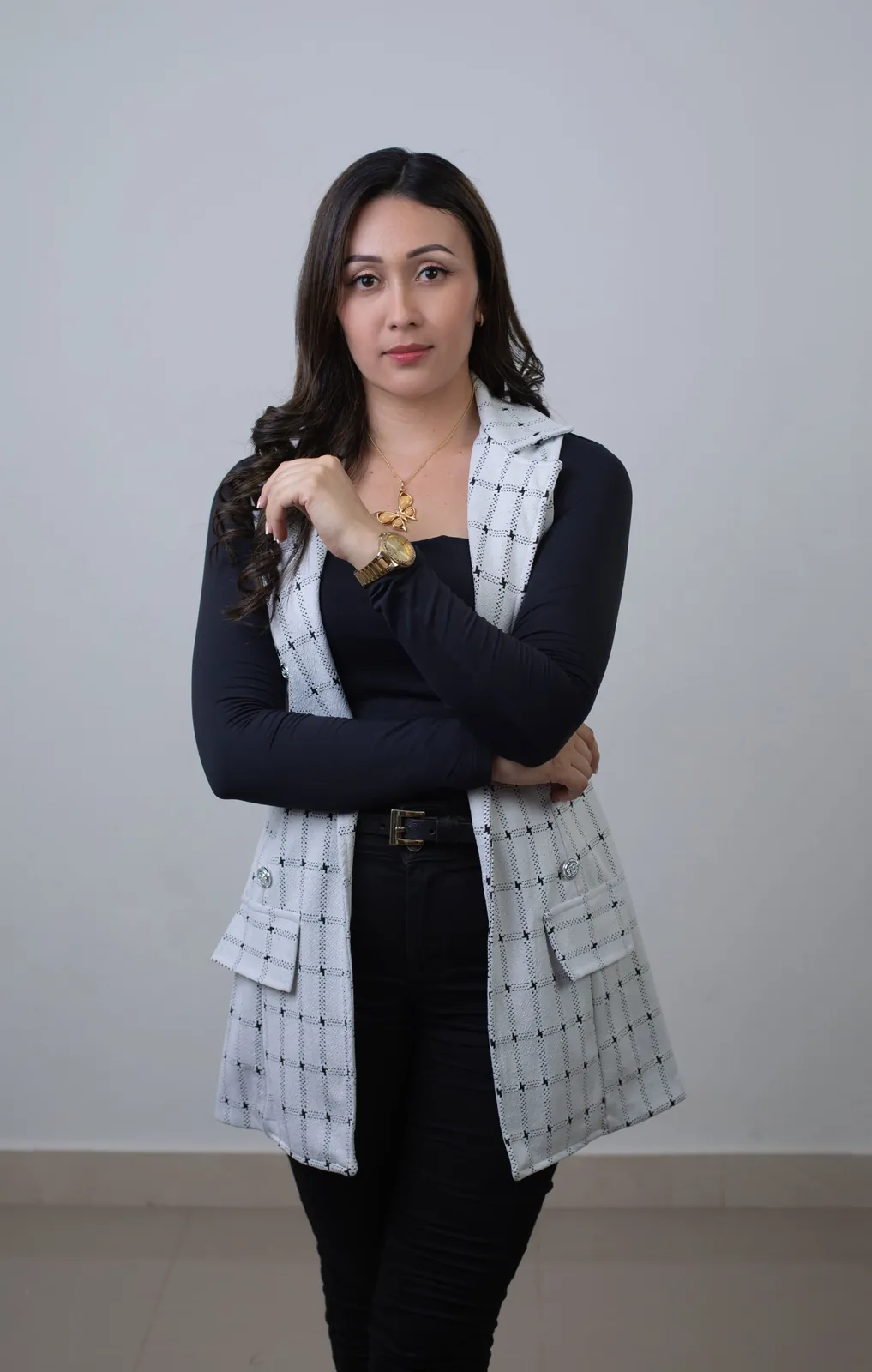 Retrato de marca personal con chaleco de cuadros y expresión seria